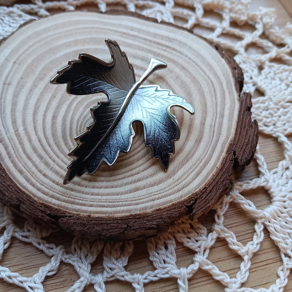Elegant Vintage Silver Blue Leaf Brooch